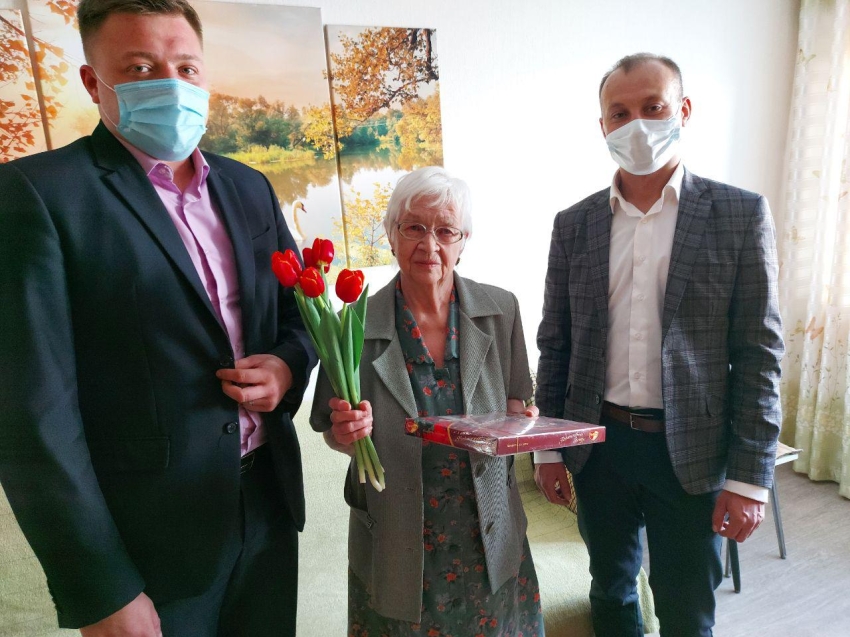 ​Искровцы подарили более 500 тюльпанов женщинам Читы 8 Марта